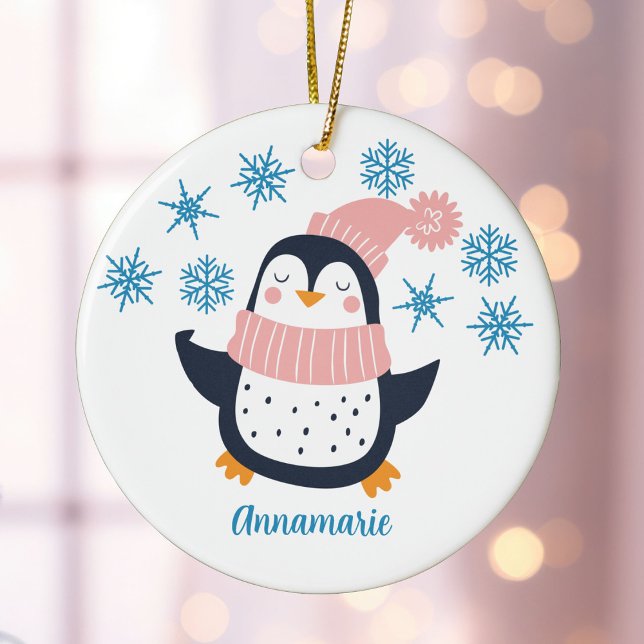Niedlicher Personalisierter Pinguin Pink Scarf Wei Keramik Ornament (Von Creator hochgeladen)