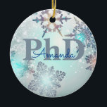 Niedlicher PhD-Abschluss Personalisiert Name Blau Keramik Ornament<br><div class="desc">Gastgeber der perfekten Abschlussfeier Geschenk für Doktoranden. Personalisieren Sie mit dem Namen des Absolventen.</div>