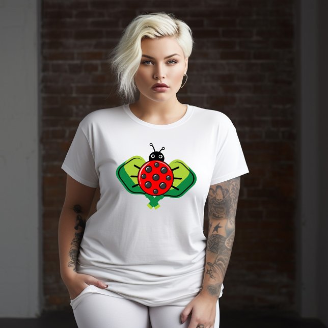 🐞 Niedlicher Pickleball Ladybug Plus Size T - Shi Große Größe T-Shirt (Cute ladybird pickleball on two green pickleball paddles, ladies plus size t-shirt)