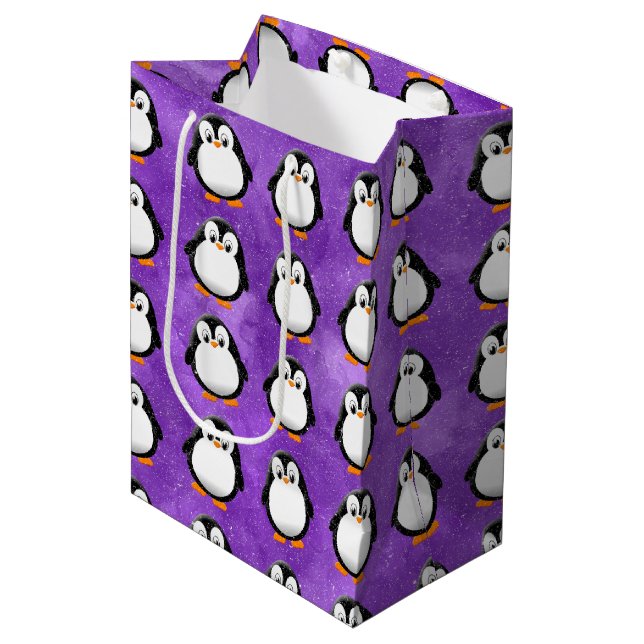 Niedlicher Pinguin Cartoon Custom Lila Water Color Mittlere Geschenktüte (Vorderseite Schrägansicht)
