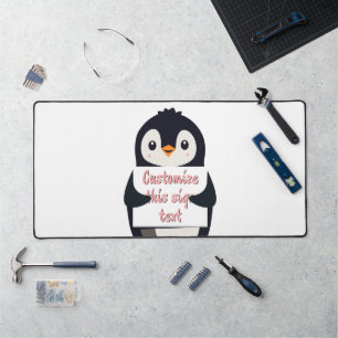 Niedlicher Pinguin hält ein Schild für personalisi Schreibtischunterlage