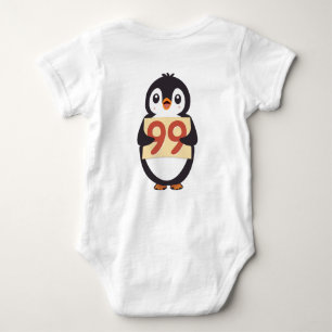 Niedlicher Pinguin hält ein Schild mit der Nummer Baby Strampler