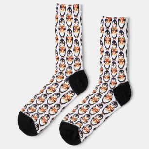 Niedlicher Pinguin hält ein Schild mit der Nummer Socken