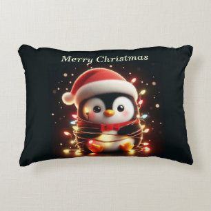 Niedlicher Pinguin in Weihnachtsbeleuchtung ummant Dekokissen