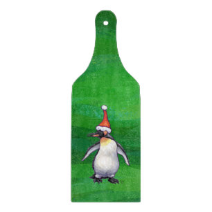 Niedlicher Pinguin in Weihnachtsmannmütze auf Gree Schneidebrett