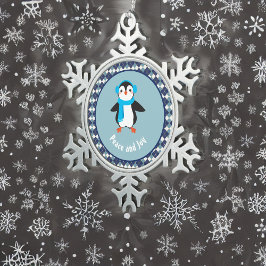Niedlicher Pinguin mit Earmuffs Peace and Joy Schneeflocken Zinn-Ornament
