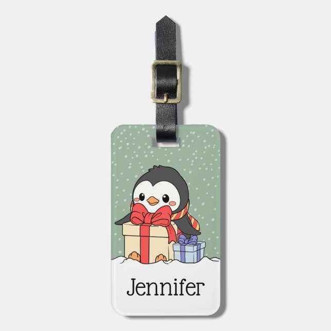 Niedlicher Pinguin mit Weihnachtsgeschenken im Sch Gepäckanhänger (Vorderseite vertikal)