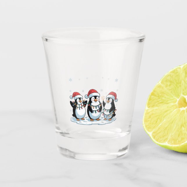 Niedlicher Pinguin mit Weihnachtsmannmütze Xmas Pi Schnapsglas (Vorderseite)