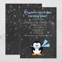 Niedlicher Pinguin Schnee viel Spaß macht einen Ge