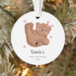 Niedlicher Pink Cub Bear Baby's First Christmas Ornament<br><div class="desc">Niedliche Weihnachtsschmuck für ein Neugeborenes mit einer Abbildung eines Krübes mit rosa Bogen und Herzen. Im Text steht "XX's" ERSTE CHRISTMAS.</div>