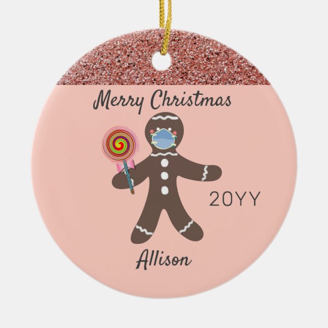 Niedlicher Pink Gingerbread Mann mit Gesichtsmaske Keramik Ornament (Vorne)