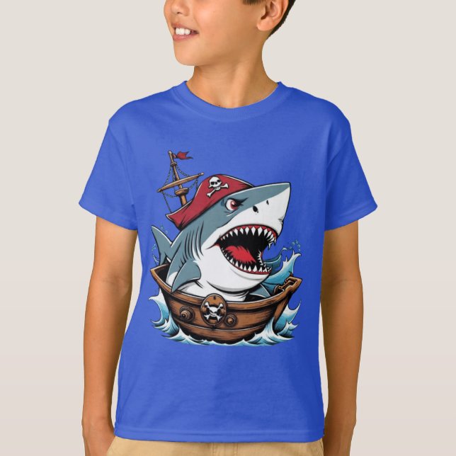 Niedlicher Piratenhai auf einem T - Shirt (Vorderseite)