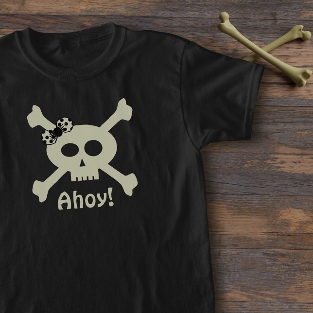 Niedlicher Piratenschädel T-Shirt (Ahoy! Cute Pirate Skull and Crossbones Shirt just for you!)