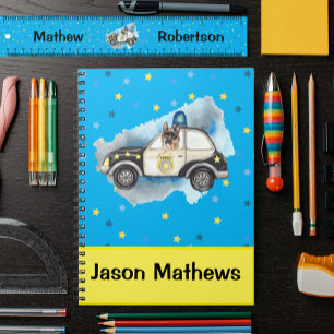 Niedlicher Polizeihund im Auto Notizblock