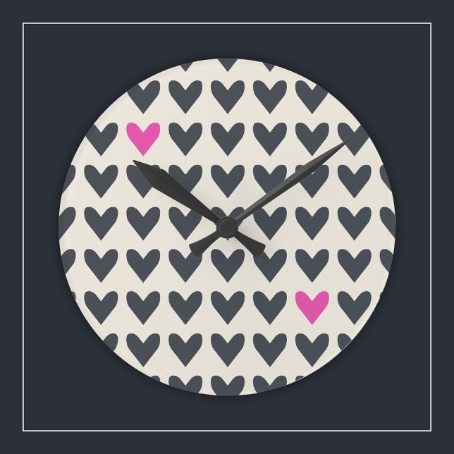 Niedlicher Pop Art Hearts in Mod, dunkelgrau und H Runde Wanduhr (Von Creator hochgeladen)