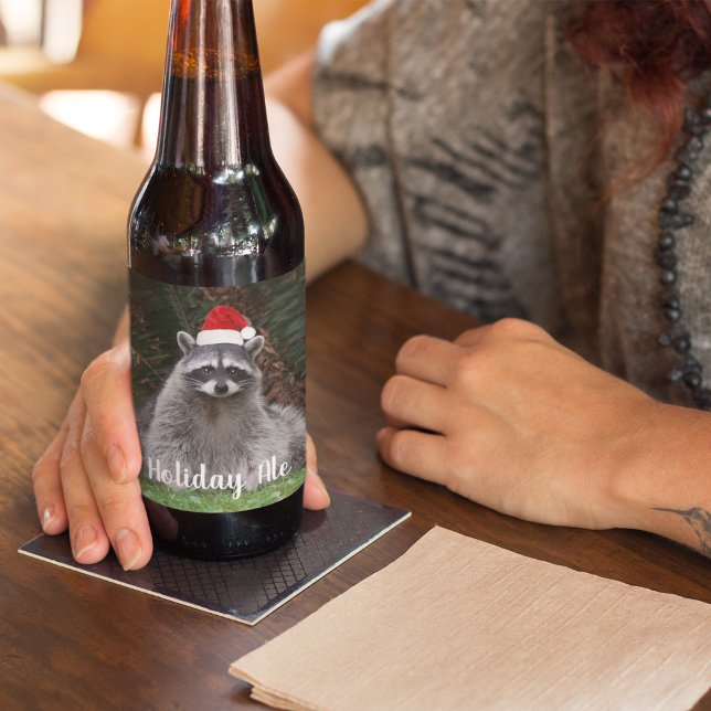 Niedlicher Raccoon Weihnachtsmannmütze Urlaub Bierflaschenetikett (In Situ)