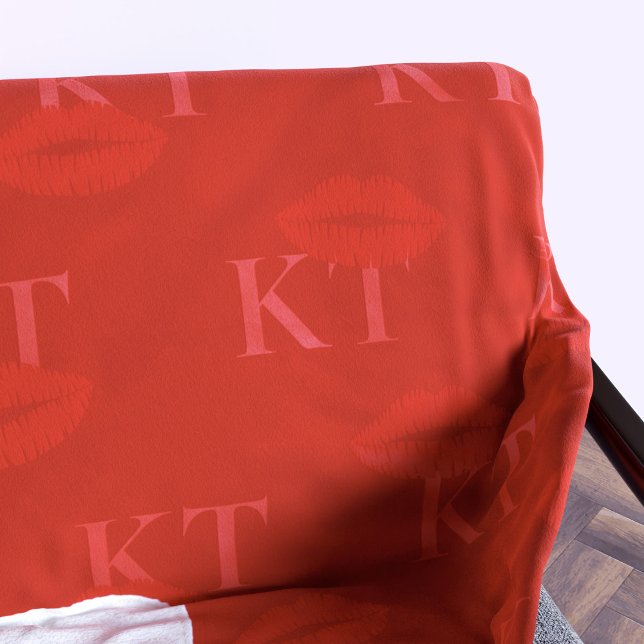 Niedlicher Red Lipstick Kisses Lips Muster Mit Mon Sherpadecke (Add your initials to this red sherpa blanket covered in lipstick kisses)