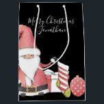 Niedlicher Red Santa Gnome mit Weihnachtsgeschenke Mittlere Geschenktüte<br><div class="desc">Personalisiert und einfach! Bewundernswertes Santa Gnome Design mit individuellem Gruß und Empfängername auf der Vorderseite, von und givers Namen auf der Rückseite!</div>