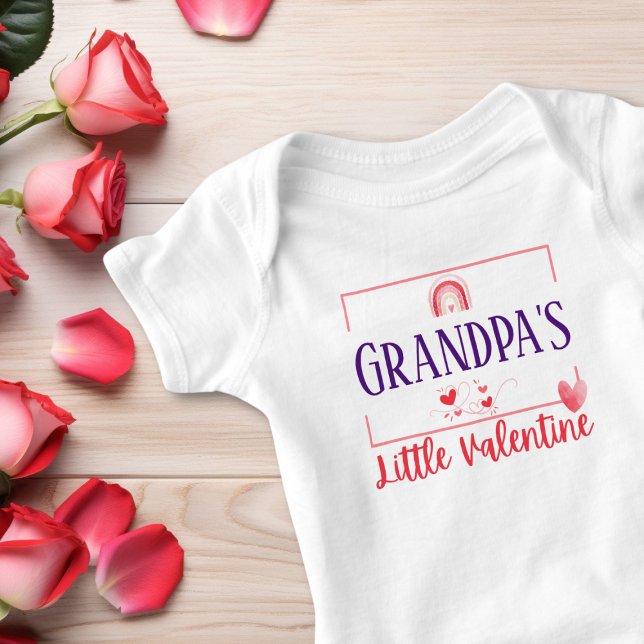 Niedlicher Regenbogen Kleine Valentine Sondername Baby Strampler (With editable text, you can select a special person to add to this cute Valentine baby outfit.)