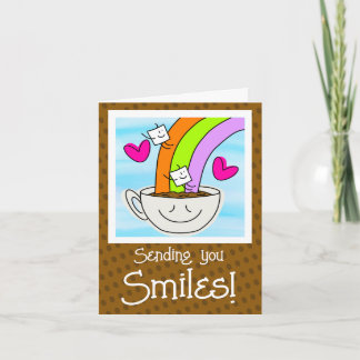 Niedlicher Regenbogen und Kaffeelächeln denken Sie Karte