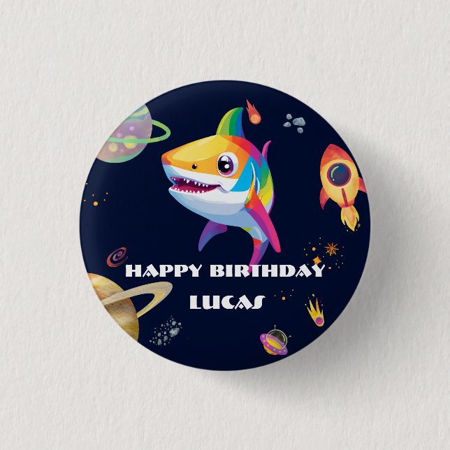 Niedlicher Regenbogenhai Galaxy Rocket Geburtstags Button (Vorderseite)