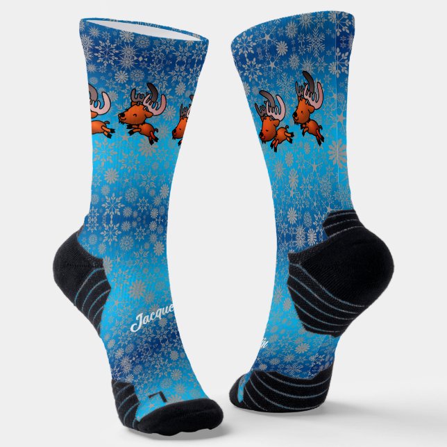 Niedlicher Rentier und Schnee auf blau Socken (Gewinkelt)