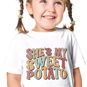 Niedlicher Retro-Erntedank "She is My Sweet Potato Baby T-shirt