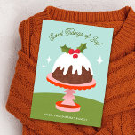 Niedlicher Retro-Pudding-Weihnachtskuchen aus dem  Feiertagskarte<br><div class="desc">Diese niedliche,  farbenfrohe Weihnachtskarte enthält eine handgezeichnete Pflaumenpudding-Illustration auf einem Weihnachtsbaumkuchenständer und texturierte Tischdecken. Stilvolle Typografie lautet: "Sweet Tidings of Joy!"</div>