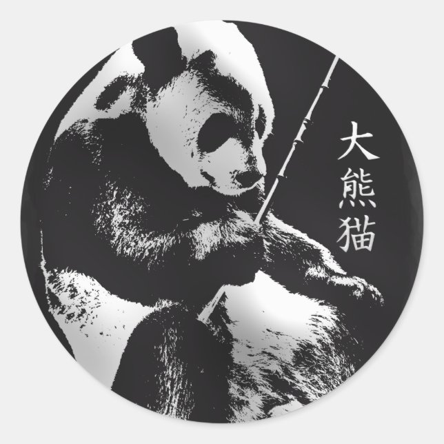 Niedlicher Riesenbär spielt mit Bamboo. Runder Aufkleber (Vorderseite)