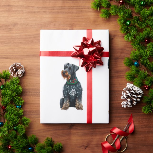 Niedlicher Riesenschnauzer in einem Weihnachtskrau Geschenkpapier (Feiertagsgeschenk)
