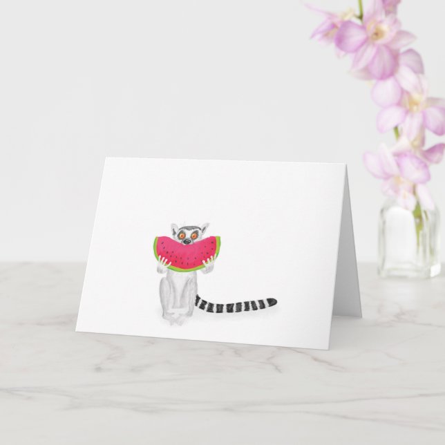 Niedlicher Ringschwanzlemmur, der eine Wassermelon Karte (Orchidee)