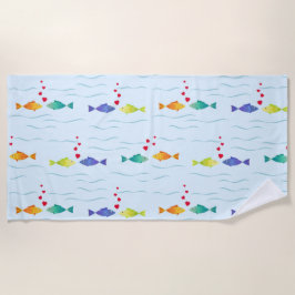 Niedlicher romantischer Fisch im Ozean, der in Lie Strandtuch