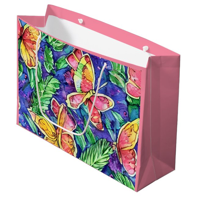 Niedlicher rosa Hintergrund mit Schmetterlingswass Große Geschenktüte (Vorderseite Schrägansicht)