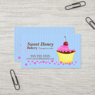 Niedlicher rosa kleiner Kuchen mit Kirsche Visitenkarte