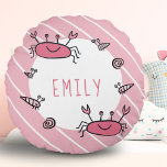 Niedlicher Rosa Taschenkrebse Tiername Rundes Kissen<br><div class="desc">Niedlicher Rosa Krebs Meer Tiername Rundkissen. Niedliche und einfache Cartoon Zeichnungen von lustigen Meerestieren. Füge Deinen Namen hinzu. Ideal für Kinderzimmer- oder Kinderzimmer.</div>