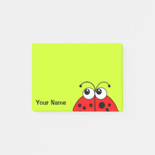 Niedlicher roter Marienkäfer auf grünem Post-it Klebezettel