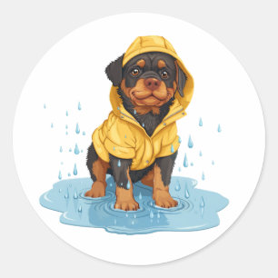 Niedlicher Rottweiler-Hund mit Regenmantel Runder Aufkleber