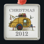 Niedlicher RV Vintager Silbernes Ornament<br><div class="desc">Erinnerungen des Campings dauern eine Lebenszeit! Und tun Sie so jene Erinnerungen Ihres Teardropcampers. Diese wunderlichen Teardropcamperverzierungen sind so niedlich, wie sie sein können:) wurde dieser Vintage Campingsanhänger des Teardrop vom Künstler Richard Neuman entworfen. Seins redete einzigartig Vintage Anhänger an, die Grafik weltweit gesammelt wird. Sie finden, dass diese Weihnachtsverzierungen...</div>