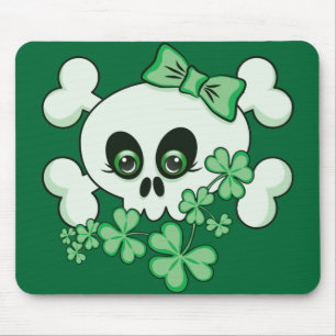 Niedlicher Schädel mit Kleeblättern Mousepad