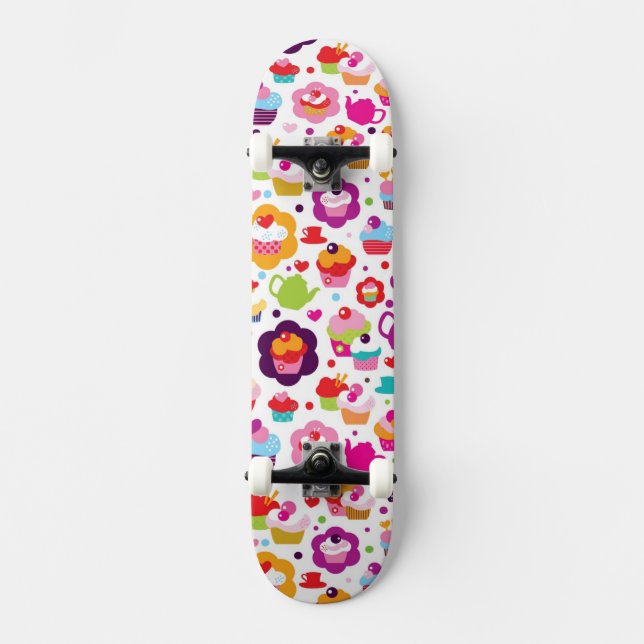 Niedlicher Schalenkuchen und Teetopf Skateboard (Vorderseite)