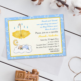 Niedlicher schlafender Junge, der blau und gelb st Einladung