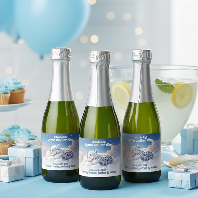Niedlicher Schneeleopardenschlauch auf Wolkendusch (Baby Snow Leopard Mini Sparkling Wine Labels Cover Photo)
