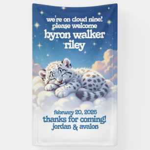 Niedlicher Schneeleopardenschlauch auf Wolkendusch Banner