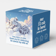 Niedlicher Schneeleopardenschlauch auf Wolkendusch