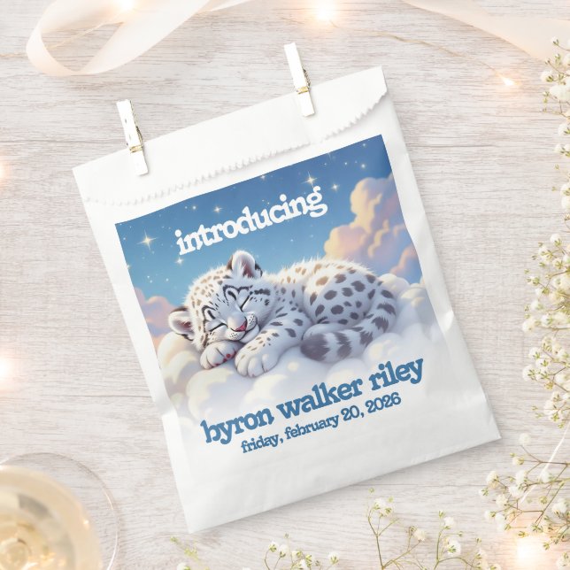 Niedlicher Schneeleopardenschlauch auf Wolkendusch Geschenktütchen (Ausgeschnitten)
