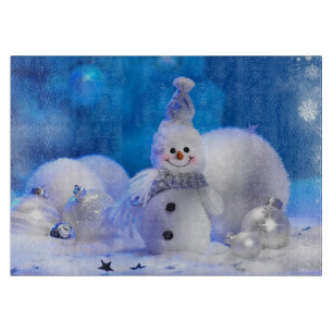 niedlicher Schneemann beschneidet Schneidebrett
