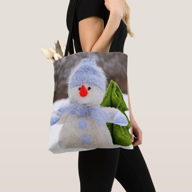 Niedlicher Schneemann in Blue Hat Tasche (Von Nahem)