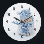 Niedlicher Schneemann in Winterfotografie Weihnach Große Wanduhr<br><div class="desc">Uhr Illustriert mit einem niedlichen Foto von einem kleinen Schneemann. Stehend im Winter mit Schneefall im Freien. Dieser niedliche kleine Typ ist in blau gestrickter Outdoor-Kleidung gekleidet. Im Hintergrund ist ein weißer/grauer Bukett sichtbar.</div>