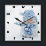 Niedlicher Schneemann in Winterfotografie Weihnach Quadratische Wanduhr<br><div class="desc">Eine Uhr mit einem niedlichen Foto eines kleinen Schneemanns. Stehend im Winter mit Schneefall im Freien. Dieser niedliche kleine Typ ist in blau gestricktem Hut und Schal gekleidet.</div>