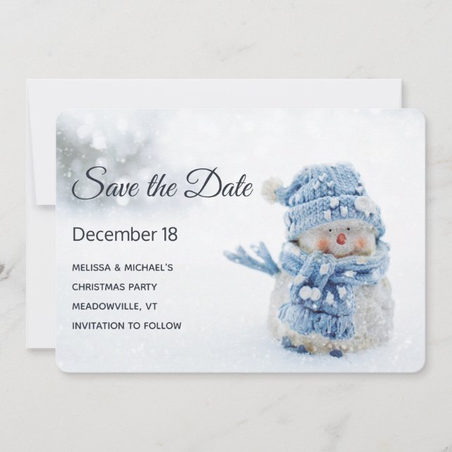 Niedlicher Schneemann in Winterfotografie Weihnach Save The Date (Vorderseite)